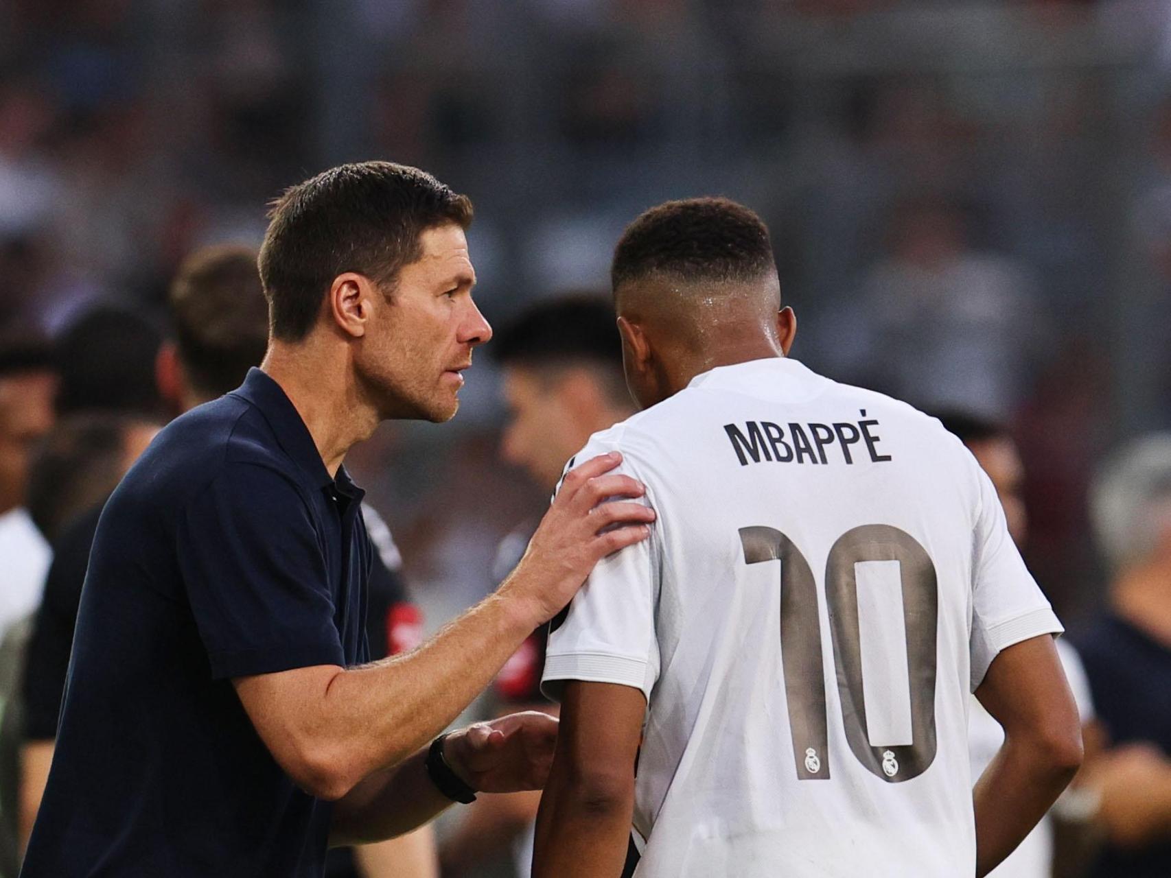 Xabi Alonso da instrucciones a Kylian Mbappé durante el amistoso de este martes.