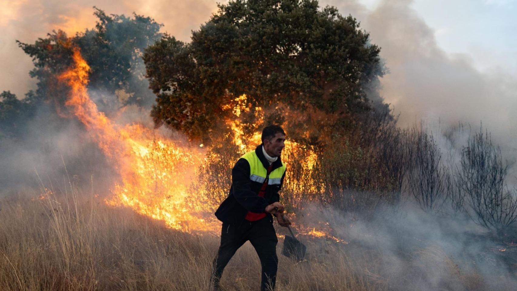 Última hora de los incendios en España, en directo | Al menos seis grandes fuegos siguen sin estar bajo control dejando ya dos muertos y decenas de heridos