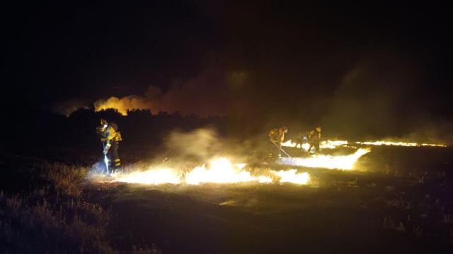 Trabajadores de Infocam trabajando durante la noche en el incendio de Calera y Chozas (Toledo).