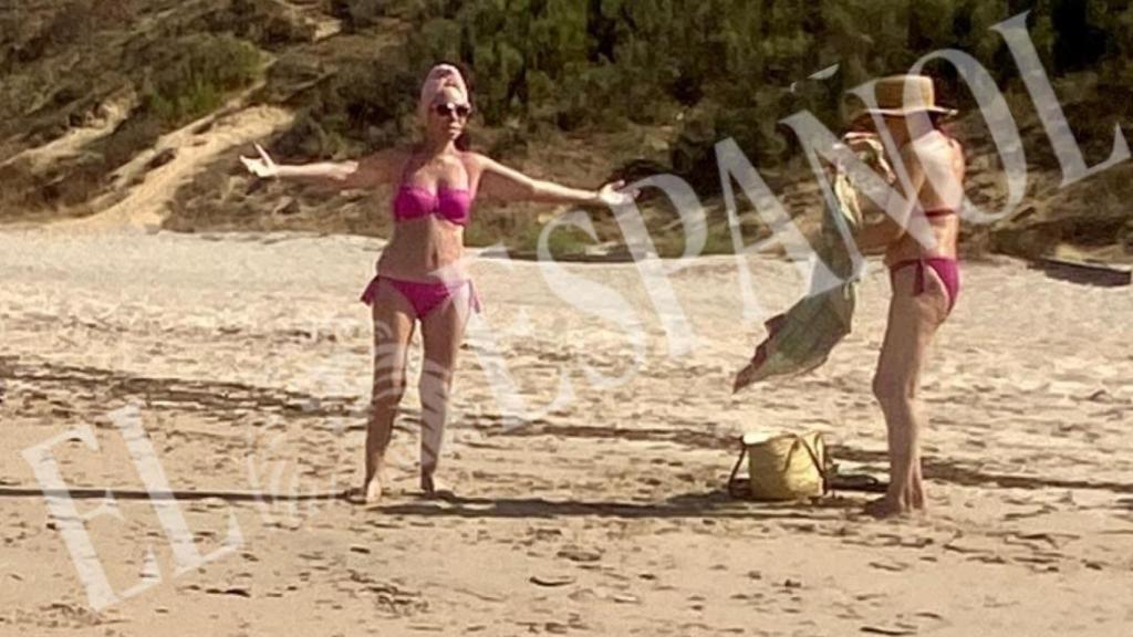 Paloma San Basilio con un amigo en las playas de Cádiz.