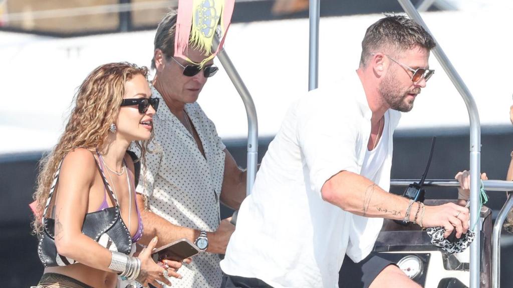 Chris Hemsworth, con Rita Ora en su celebración de Ibiza.