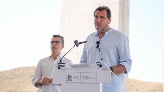 El ministro de Presidencia, Félix Bolaños (izq), junto al de Transportes, Óscar Puente, en una rueda de prensa este miércoles.