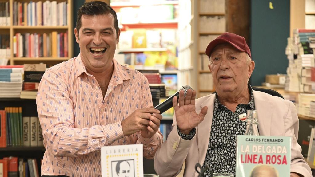 César Heinrich y Carlos Ferrando, en la presentación de su libro, 'The Thin Pink Line'.