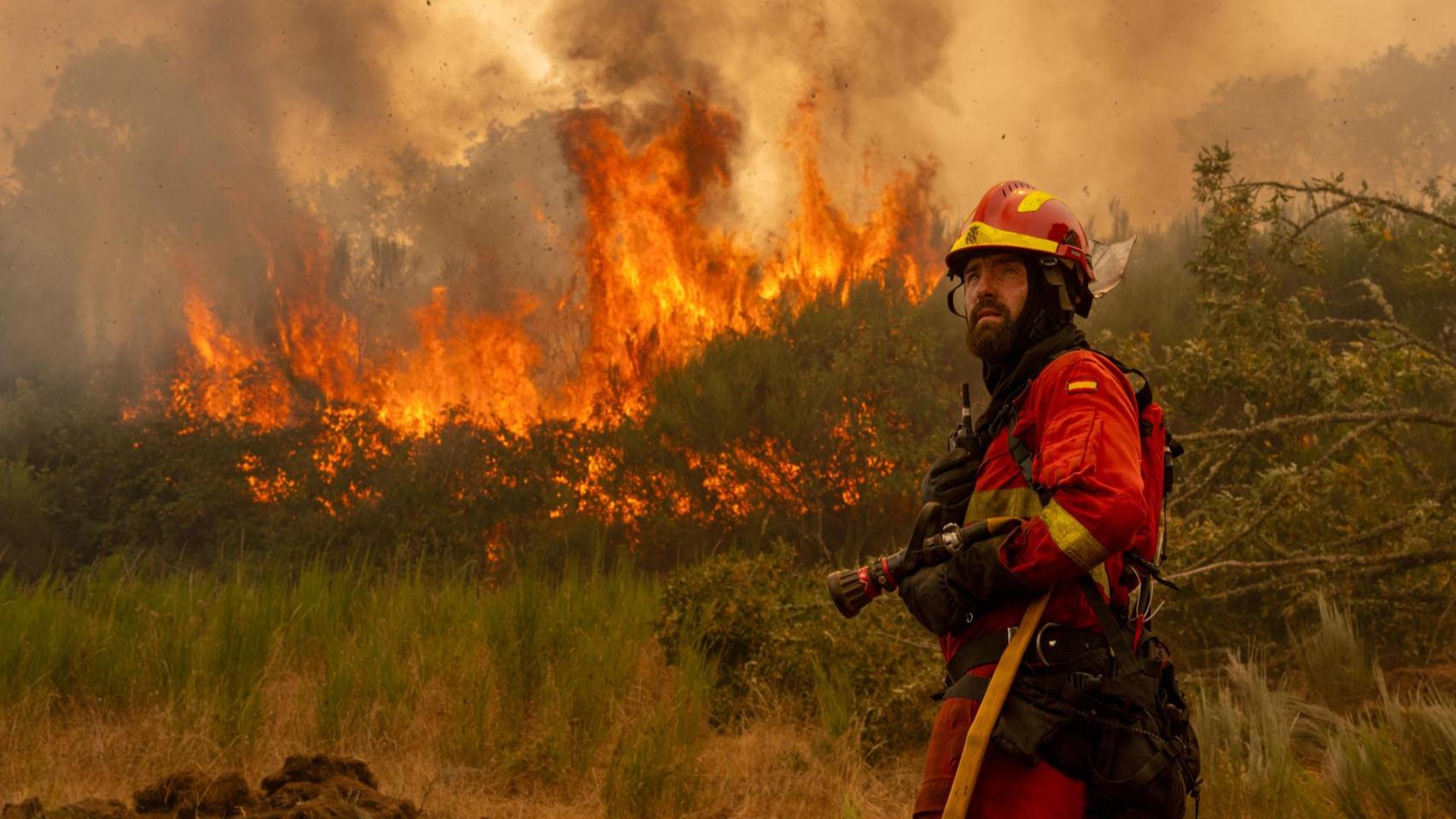 Un efectivo de la UME combate un incendio forestal Ourense