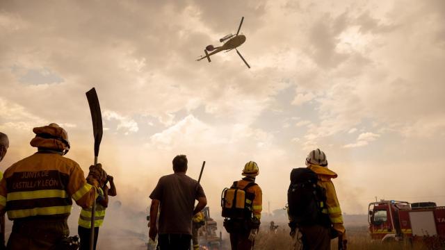 Imagen del incendio en la localidad de la Fuente de San Esteban (Salamanca) con un helicóptero brif, y la brigada aerotransportada.