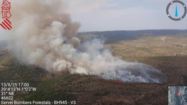 Imagen del incendio provocado por un rayo en Teresa de Cofrentes. @meteoayora