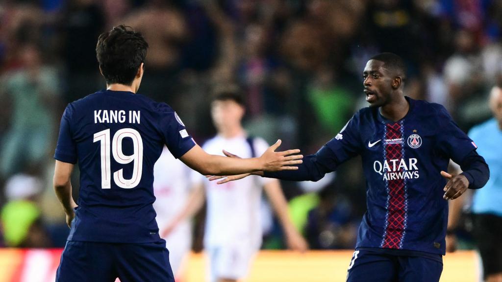 Dembelé congratulates Lee for his goal in the final of the European Super Cup.