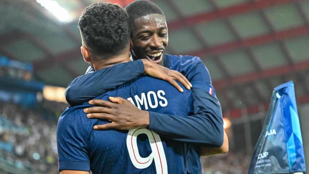 Dembelé y Gonçalo Ramos celebran el gol del empate parisino.
