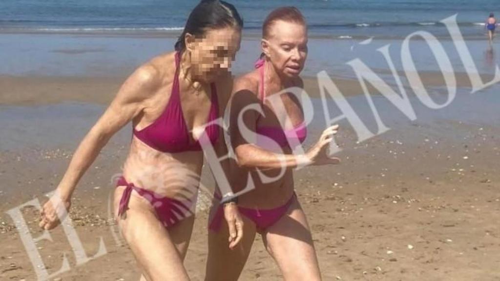 Paloma San Basilio, durante su paseo por las playas de Cádiz.