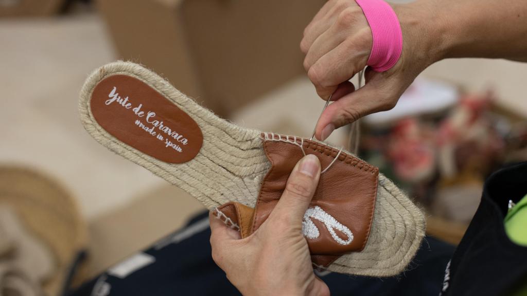 Una mujer artesana confecciona a mano unas alpargatas en Caravaca de la Cruz, Murcia.
