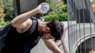 Un turista sevillano viaja a Madrid y alucina con el calor que se encuentra: "Madre mía, es mucho más insoportable"