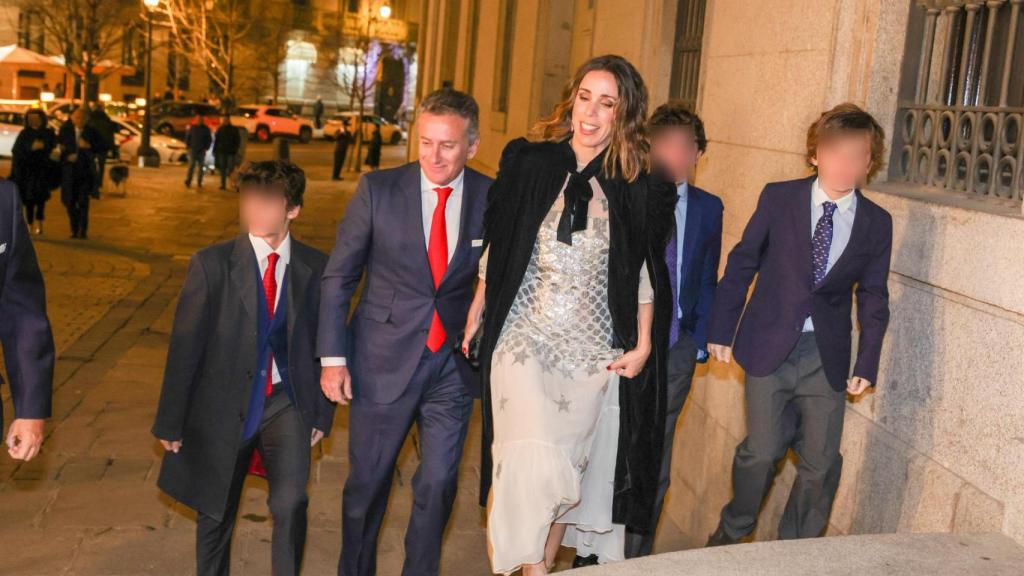 Ana Aznar Botella y Alejandro Agag, en una visita con sus hijos a Madrid, en 2023.