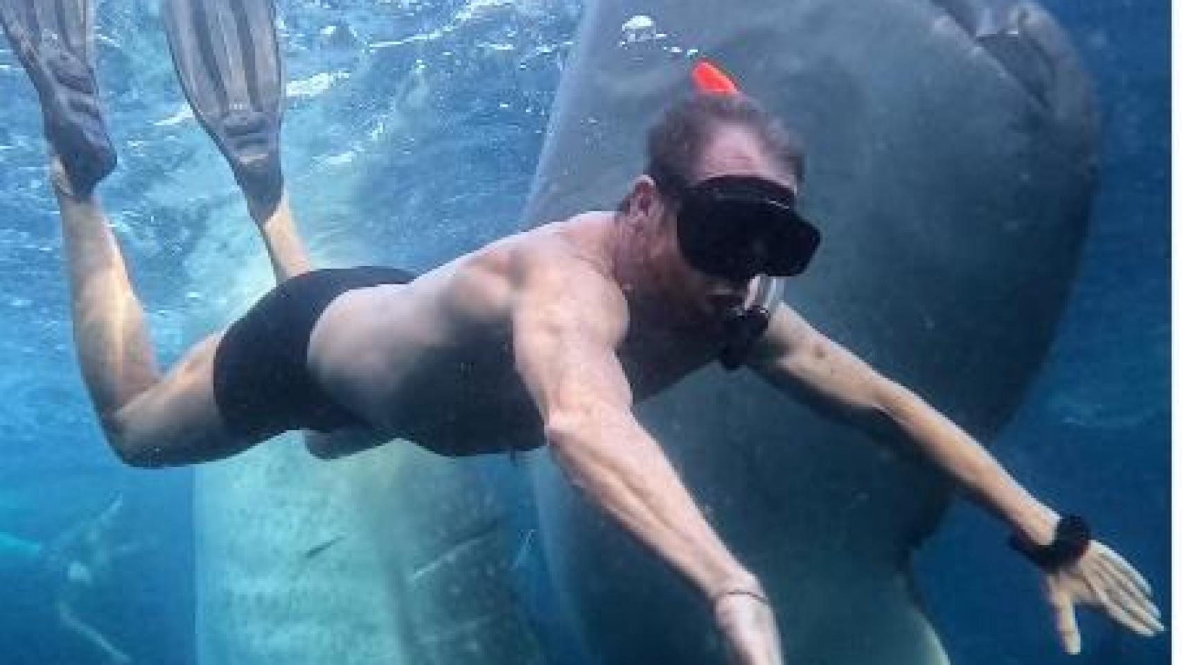 Las vacaciones  extremas  de Pablo Motos en Indonesia y EE.UU.: del buceo con tiburones ballena al combate con Topuria