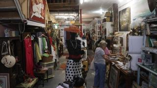 El negocio de las antigüedades en Vigo: "Priorizamos objetos con historia, carácter y calidad"