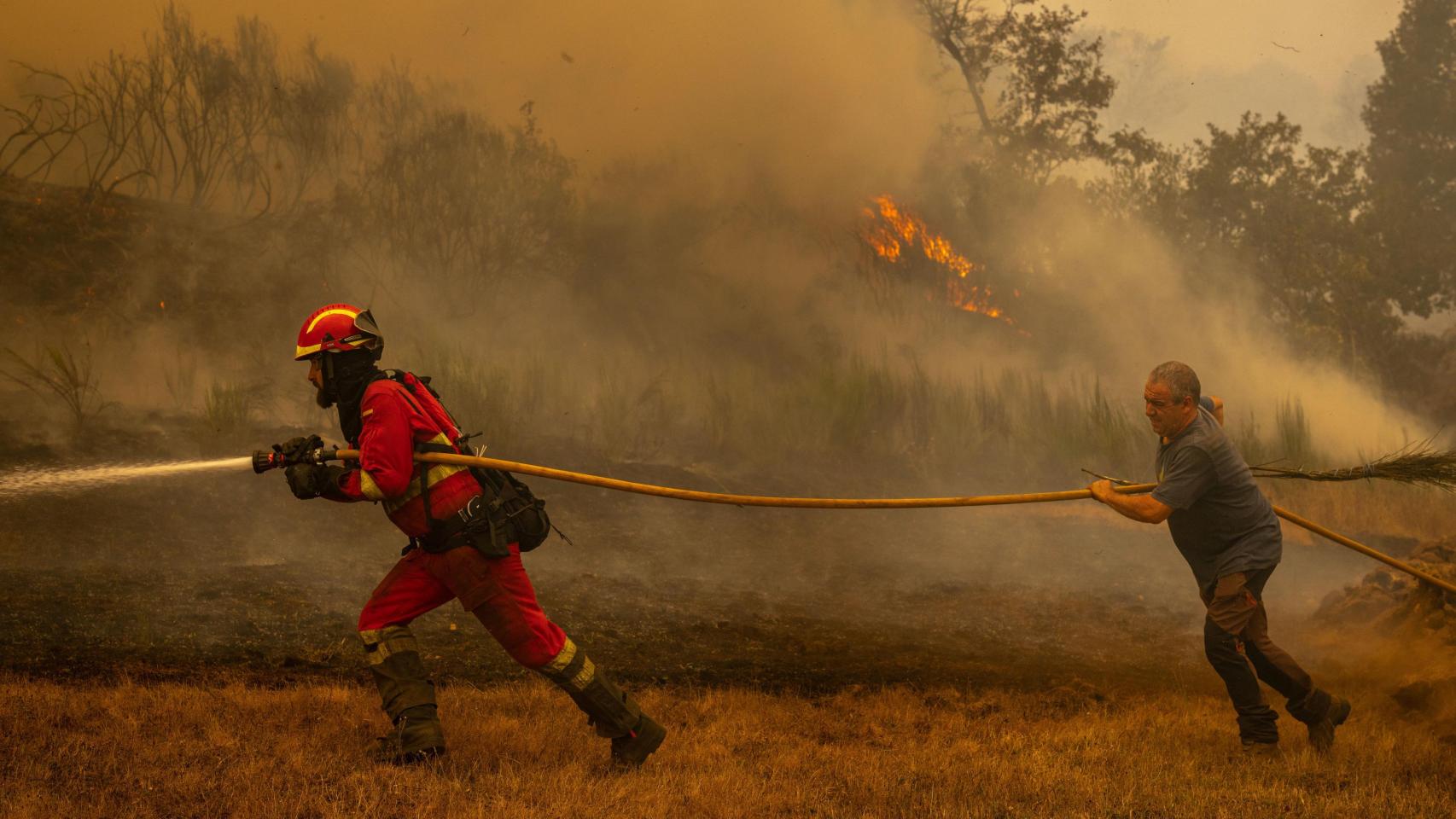 Con la UME en la zona cero del incendio de Orense:  Este fuego es traicionero. El viento cambia y en nada lo tienes a tu espalda 