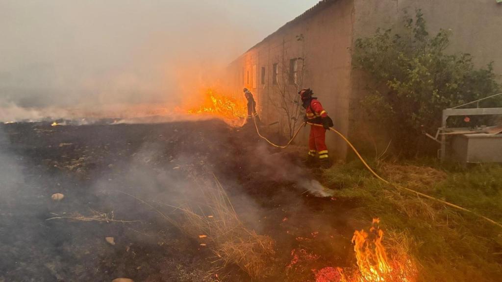 Bomberos luchando contra el incendio forestal de Molezuelas-Castrocalbón.