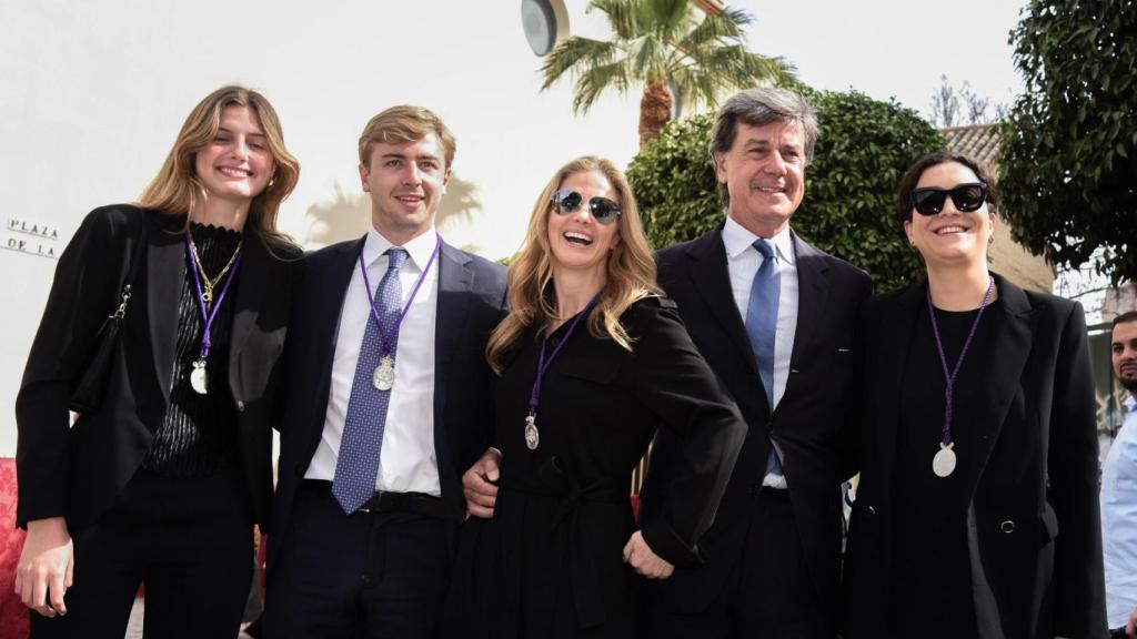 Amina con sus padres, su hermano y Barbara Mirjan en Sevilla. Semana Santa 2023.