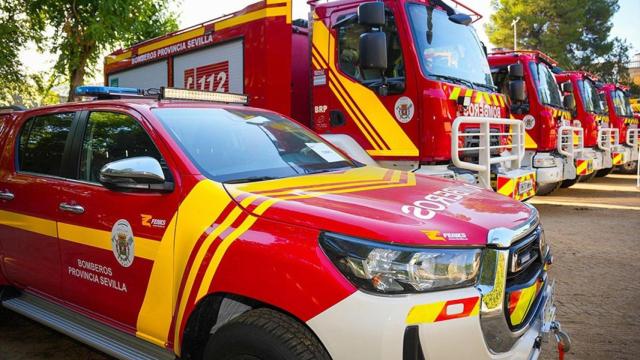 Imagen de archivo de camiones de bomberos.