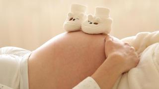 Sevilla duplica en una década los nacimientos de madres mayores de 45 mientras ve caer los partos en menores de 25