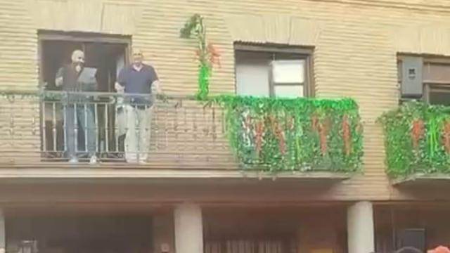 El alcalde de un pueblo de Zaragoza corta los insultos a Sánchez en el pregón de fiestas con un 'A mí me gusta la fruta'