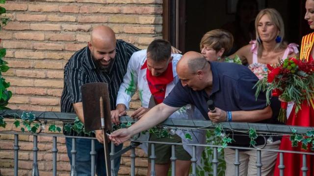 Momento del chupinazo en las fiestas del pueblo.