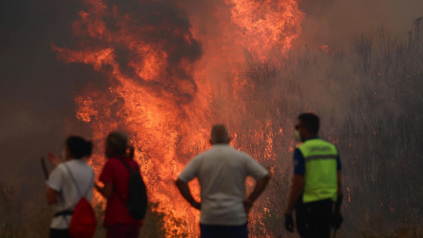 España afronta sus peores horas ante la oleada de incendios:  Cualquier punto puede arder; el lunes será crítico en Madrid 