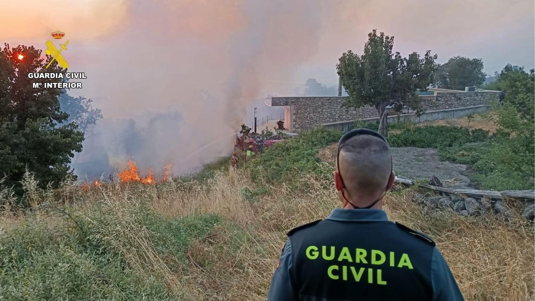 Huyendo de las llamas en Jarilla:  Mi madre tuvo que dejarlo todo, sólo cogió las medicinas y la urna de cenizas de mi padre 