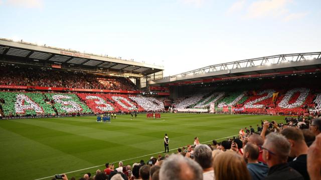 Las gradas de Anfield, volcadas en el homenaje a Jota.