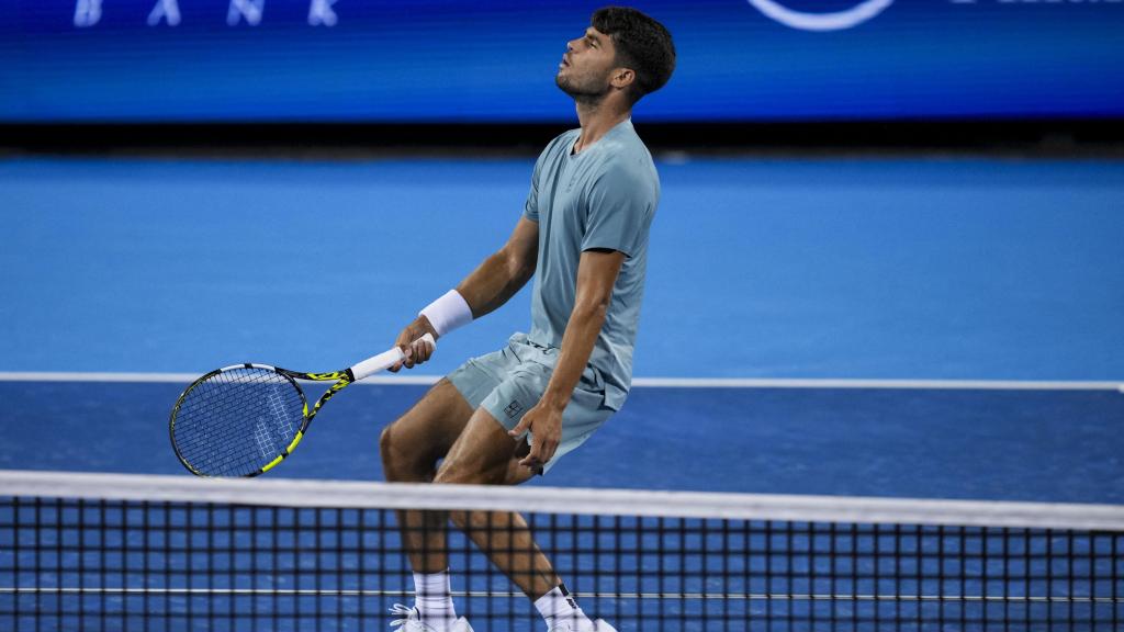 Carlos Alcaraz se lamenta tras un punto de Rublev.
