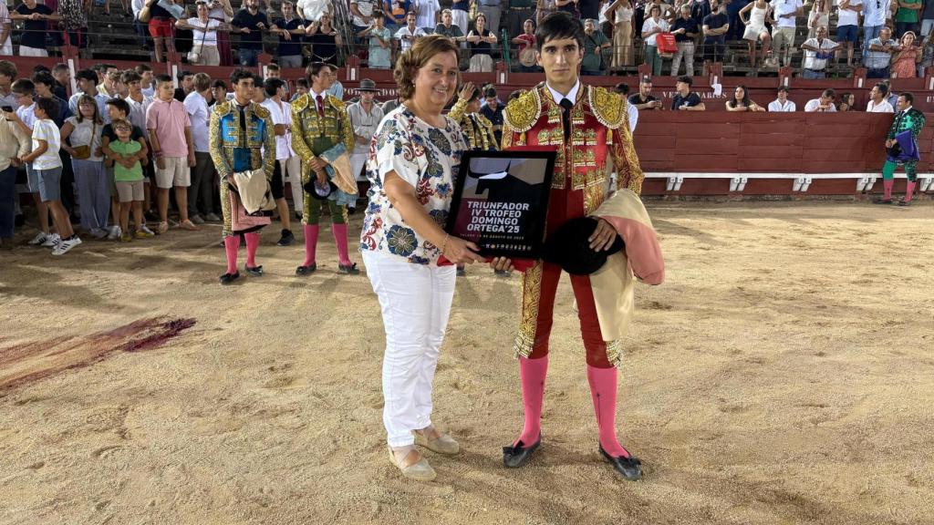 El novillero Raúl Caamaño y la presidenta de la Diputación de Toledo, Conchi Cedillo.