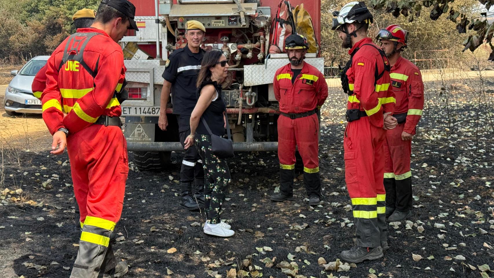 Margarita Robles visita un pueblo de Zamora que se salvó de las llamas y agradece a la UME su labor:  Se juegan la vida 
