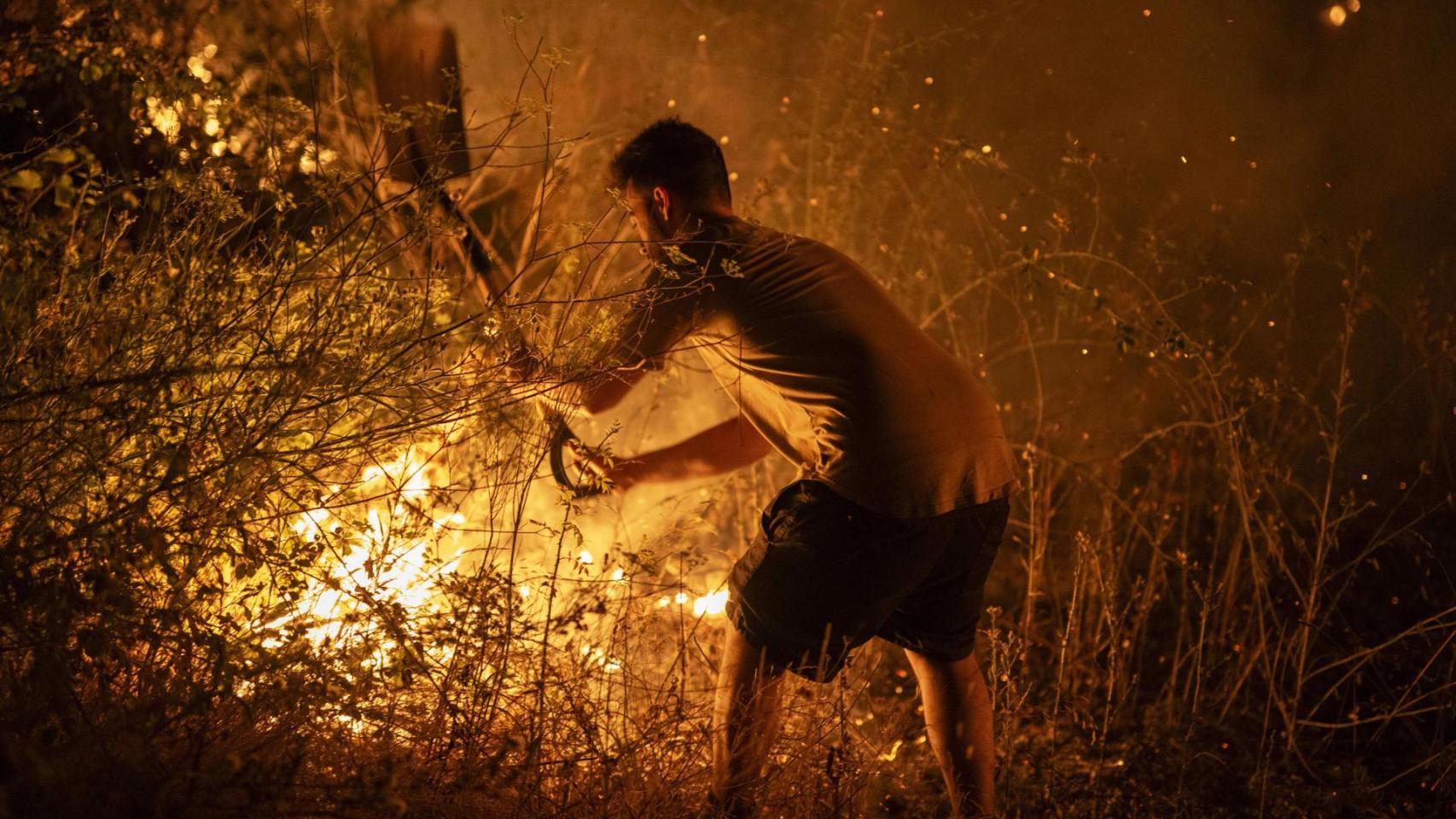 El viento y la ola de calor avivan el fuego en Orense, Cáceres y León, con miles de evacuados: el PP pide la presencia del Ejército