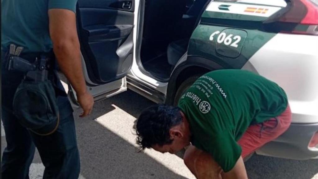 La Guardia Civil, junto al hombre rescatado en La Puebla del Río.