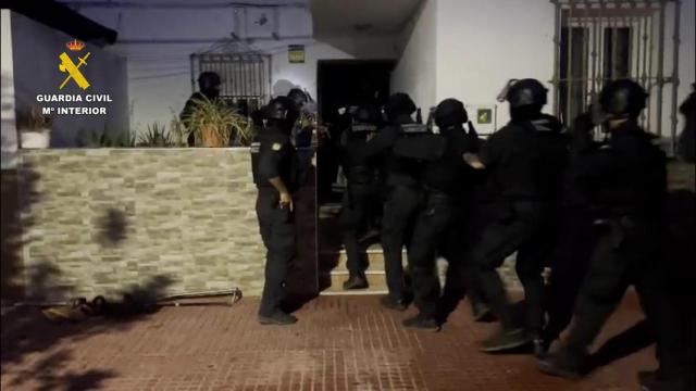 Agentes de la Guardia Civil registran el domicilio empleado como guardería de droga en Villamanrique.