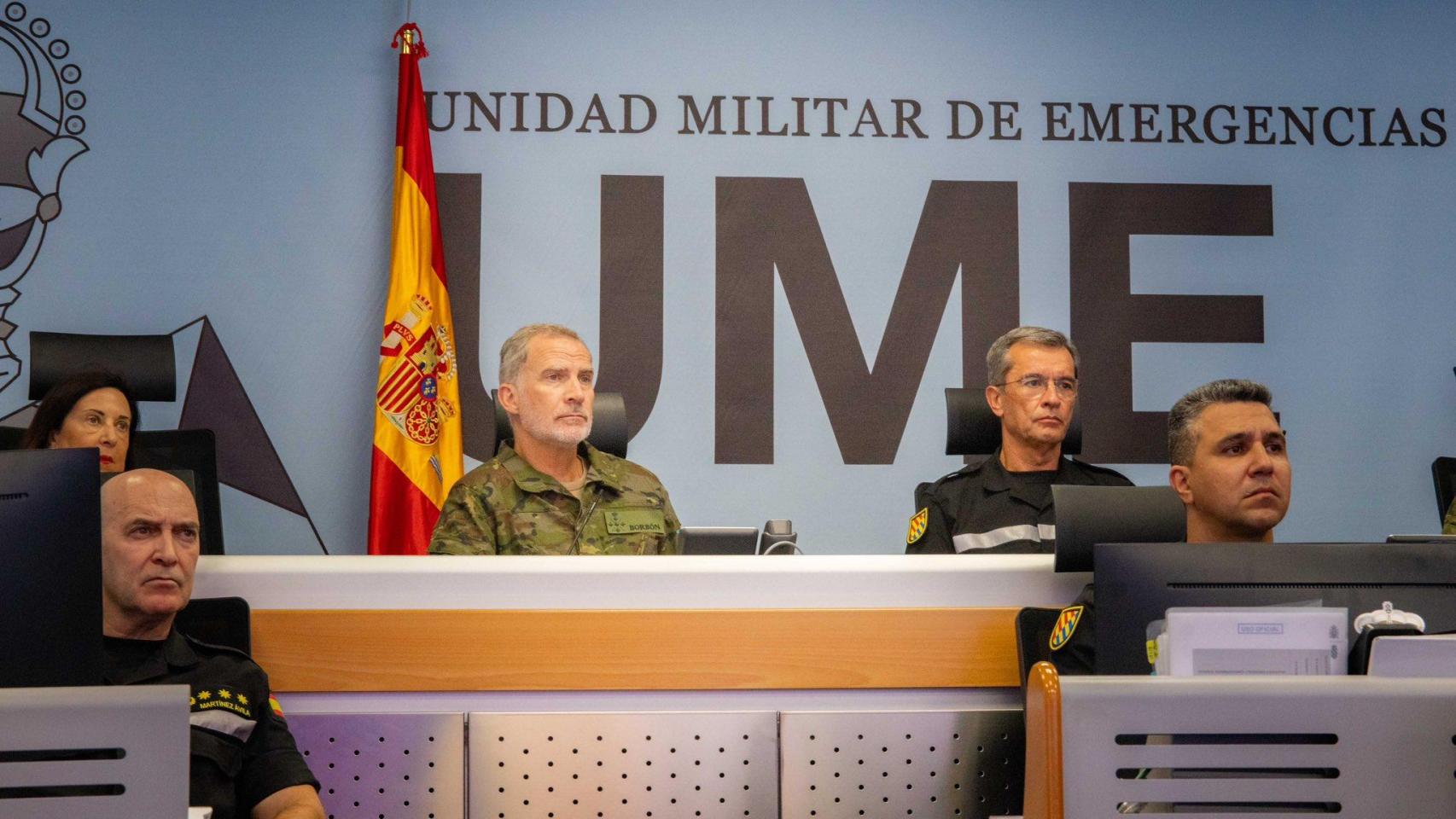 El rey Felipe VI interrumpe sus vacaciones privadas para visitar el cuartel general de la UME y el despliegue ante los incendios