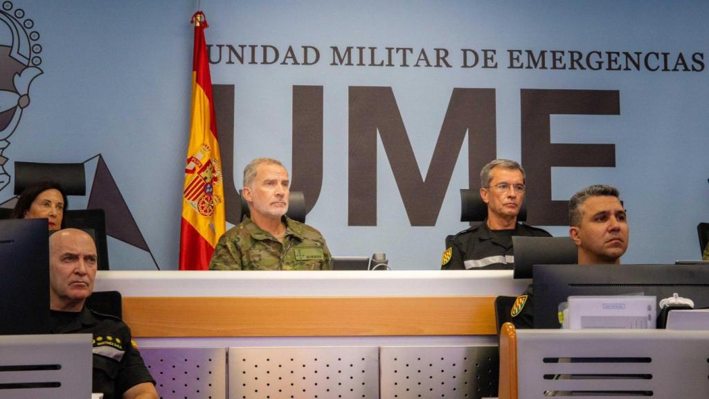 Rey Felipe VI, durante su visita a la sede del UME, en Torrejón de Ardoz.