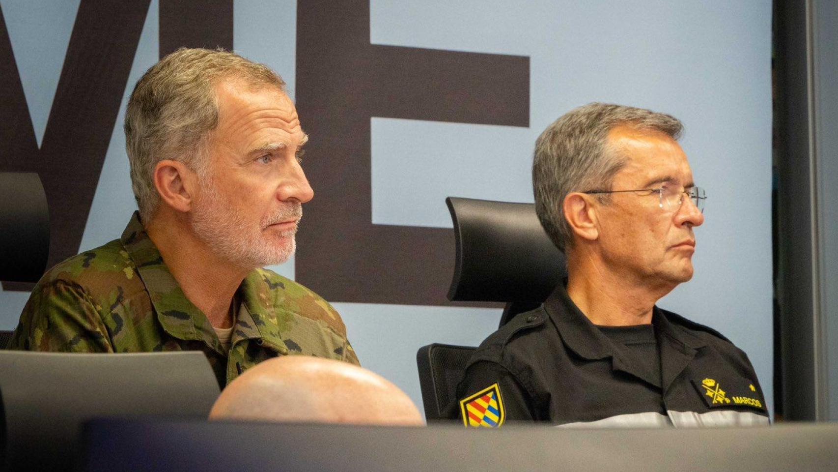 El rey Felipe VI interrumpe sus vacaciones privadas para visitar el cuartel general de la UME y el despliegue ante los incendios