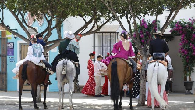 Fotos de mujeres vestidas para la Feria de Málaga.