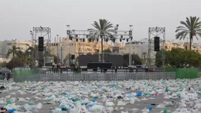Vídeo del estado de la explanada de la juventud de Cortijo de Torres tras el primer día de la Feria de Málaga.