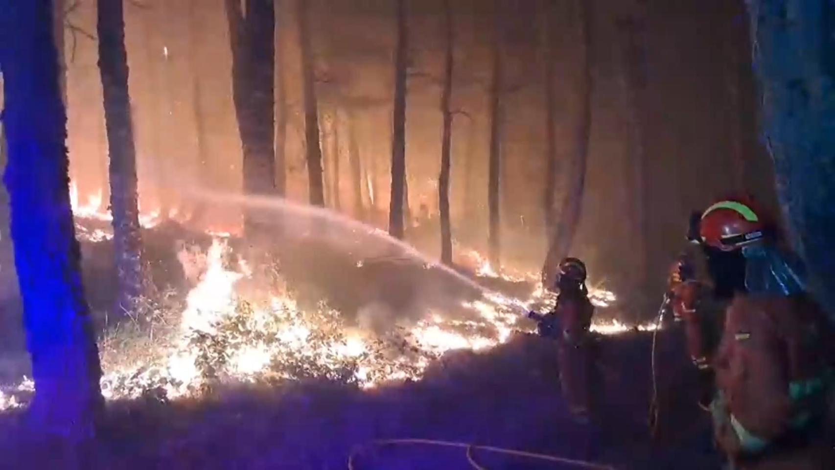 España, ante un  lunes rojo  con incendios graves y alertas máximas:  No es una batalla, es la guerra , dice la UME