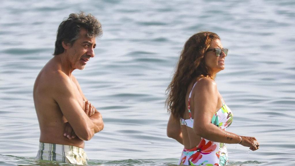 Juan del Val y Nuria Roca, en Marbella en el verano de 2025.