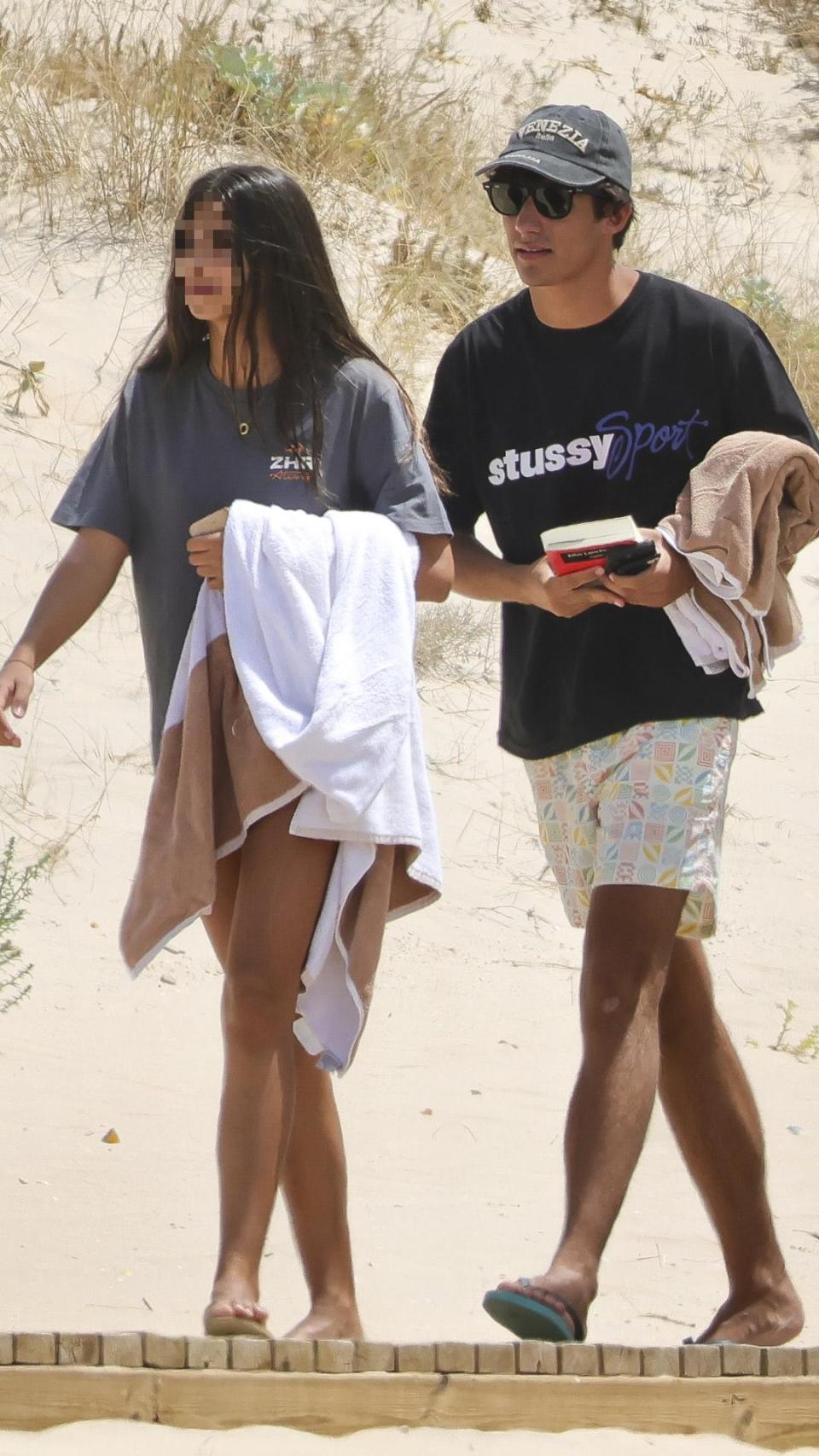 Pau y Olivia del Val Roca, en Marbella en el verano de 2025.