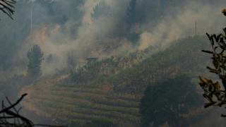 Unidades de la UME emplean fuego técnico en el incendio de Larouco (Ourense) para proteger dos aldeas