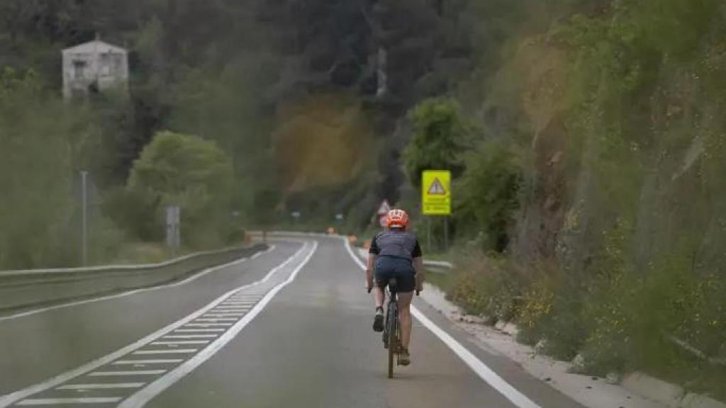Un ciclista por la carretera en una imagen de archivo.