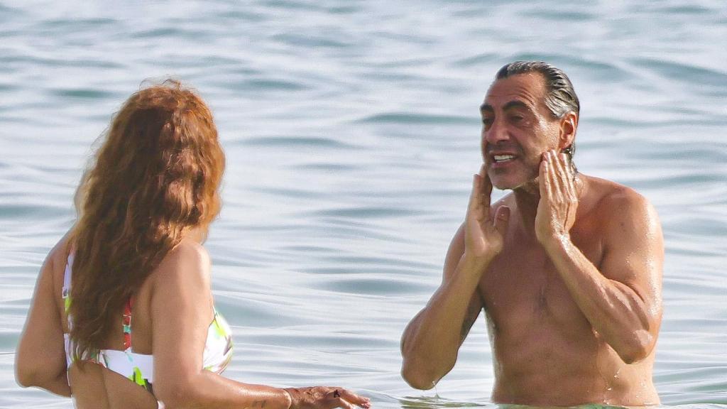 Juan del Val y Nuria Roca, cómplices en Marbella Beach.