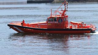 Salvamento Marítimo remolca una embarcación frente a las islas Cíes con 11 personas a bordo