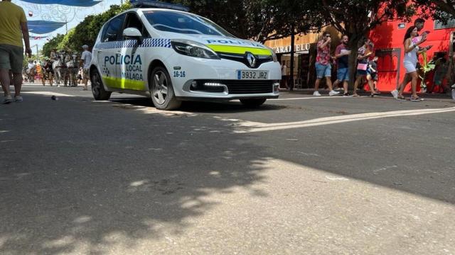 Una patrulla de la Policía Local de Málaga, en el Real de Cortijo de Torres.
