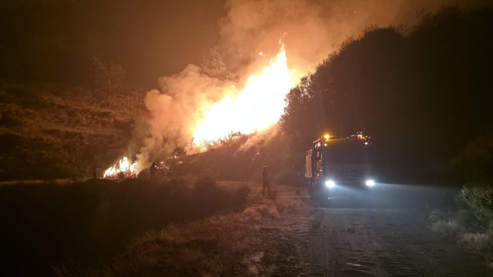 En la primera línea del incendio de Jarilla, con 12.000 hectáreas quemadas:  Somos el último mono, no hay coordinación 