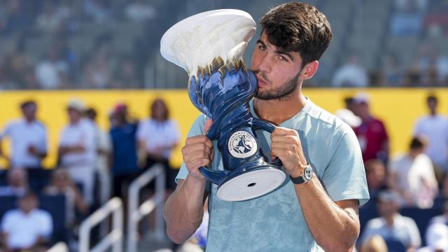 Alcaraz besa el trofeo tras ganar el Masters 1.000 de Cincinnati.