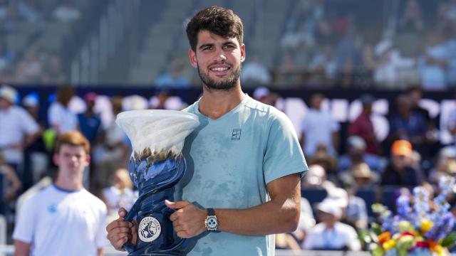 Carlos Alcaraz posa con el trofeo tras ganar el Masters 1.000 de Cincinnati.